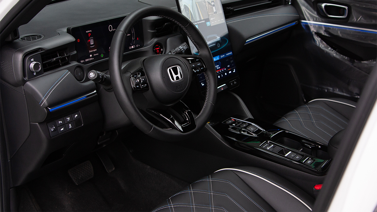 Honda e:NS1 e-Border white - фото салон 2