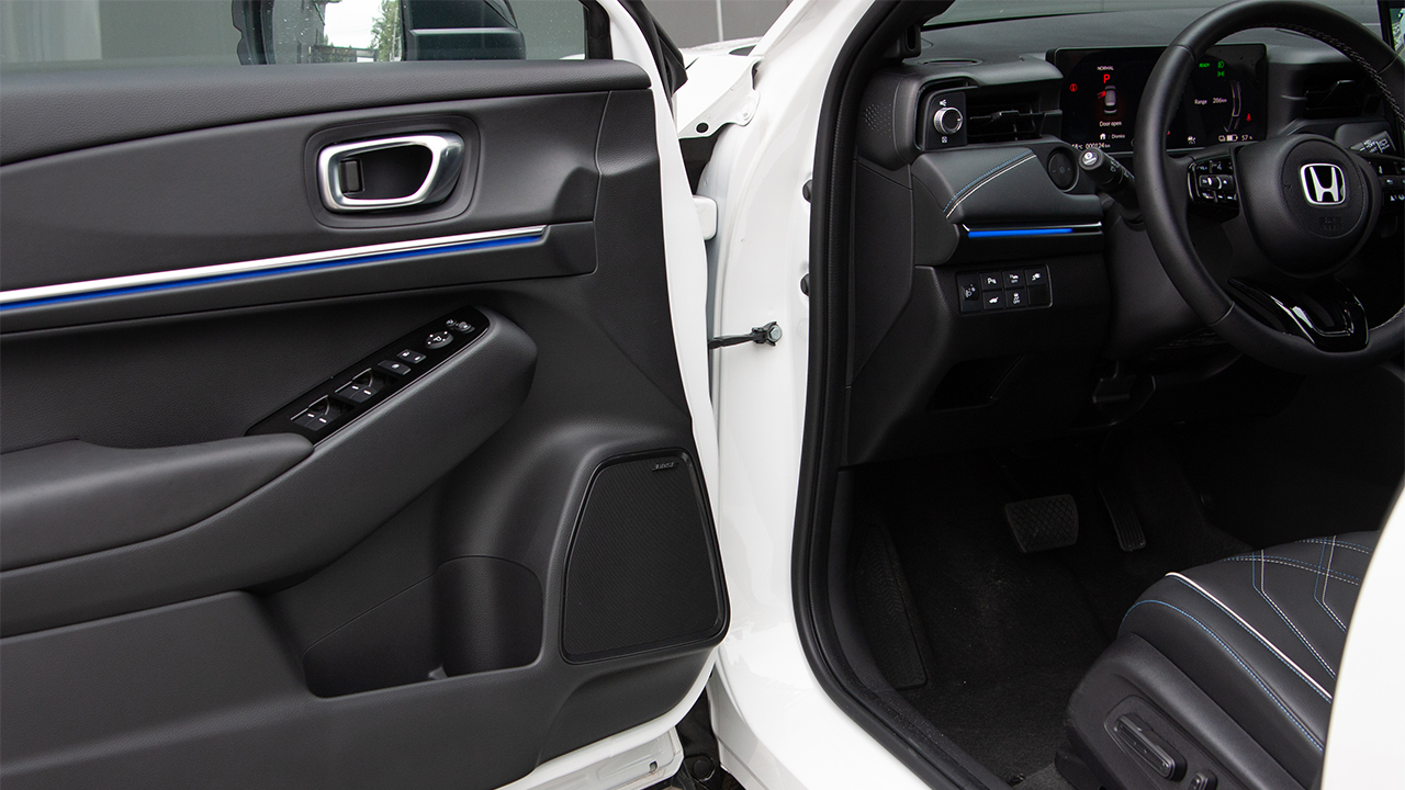 Honda e:NS1 e-Border white - фото салон 11