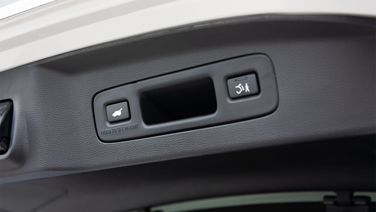 Honda e:NS1 e-Border white - фото салон 15