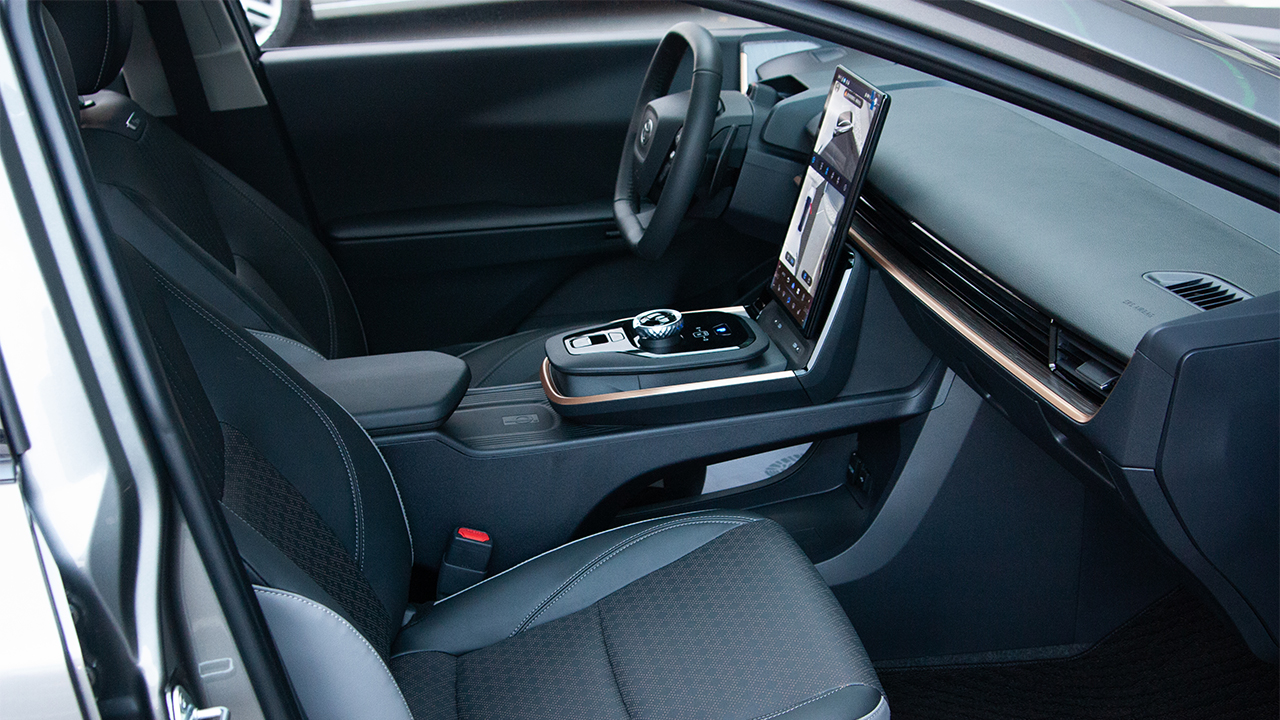 Toyota bZ3 Long Range Premium gray - фото салон 10