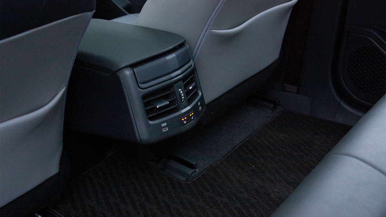 Toyota bZ3 Long Range Premium gray - фото салон 16