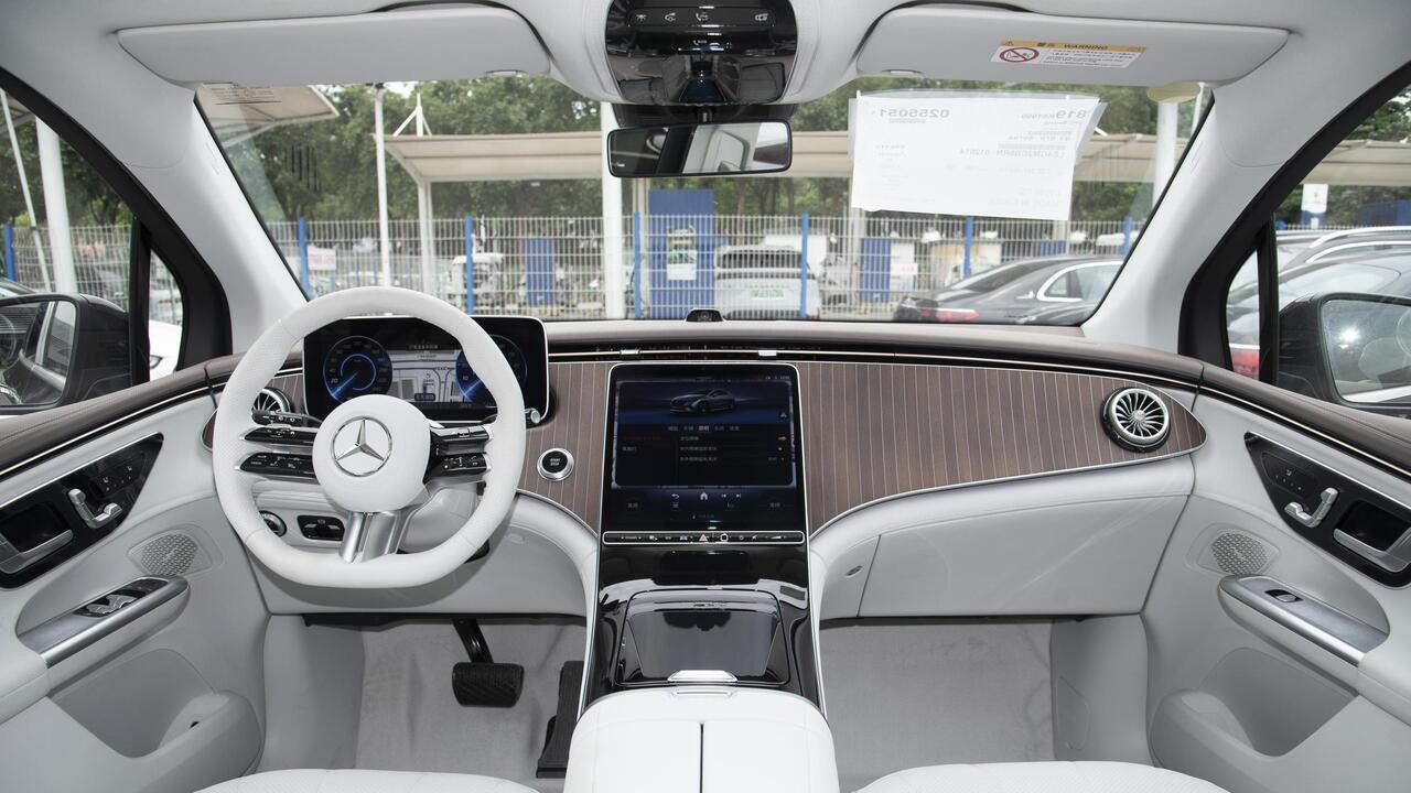 Mercedes-Benz EQE SUV 500 4MATIC Pioneer black - фото салон 3