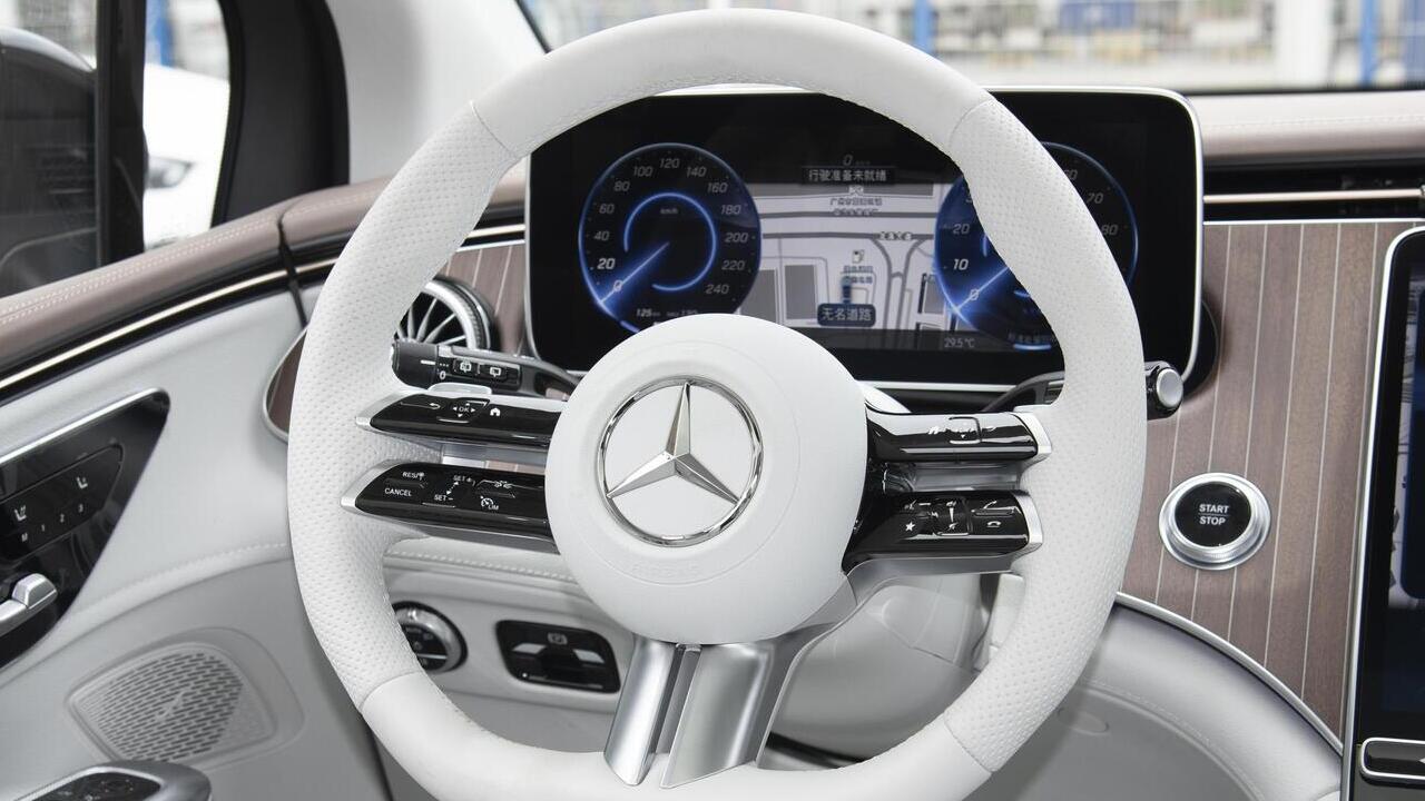 Mercedes-Benz EQE SUV 500 4MATIC Pioneer black - фото салон