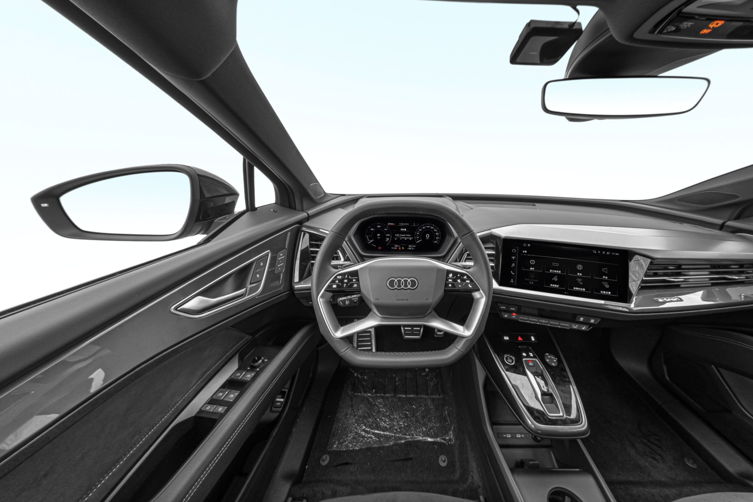 Огляд салону Audi Q5 e-tron