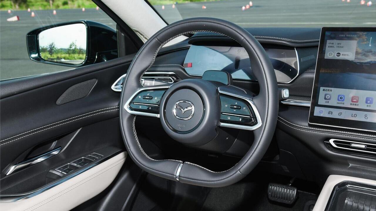 Mazda EZ-6 EV 480 Smart gray - фото салон